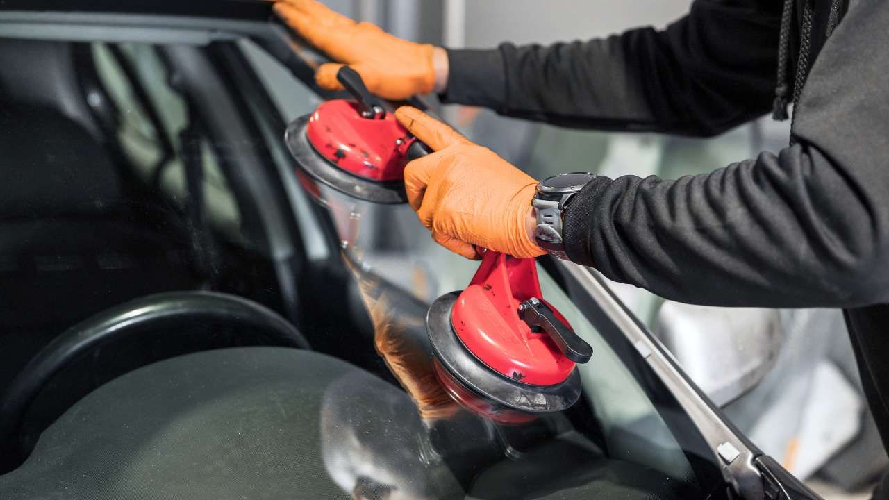 Auto glass repair service